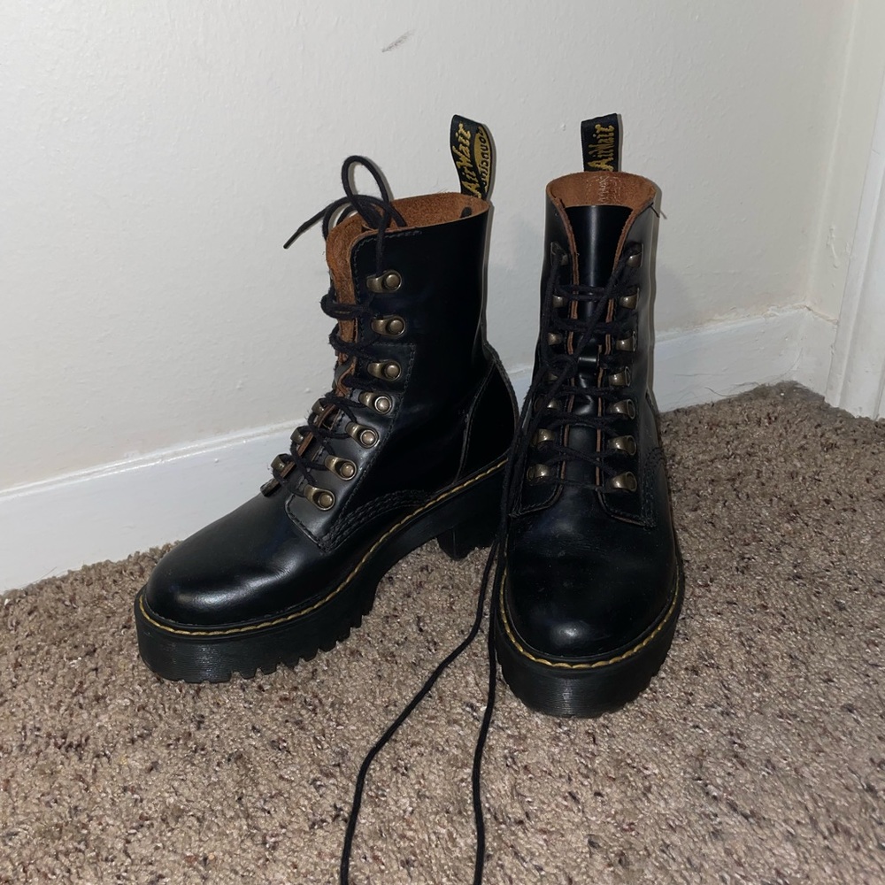 Dr. Martens Leonas